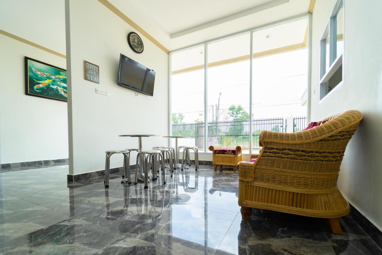 Отель Reddoorz Near Griya Agung Palembang Talang Kelapa Экстерьер фото