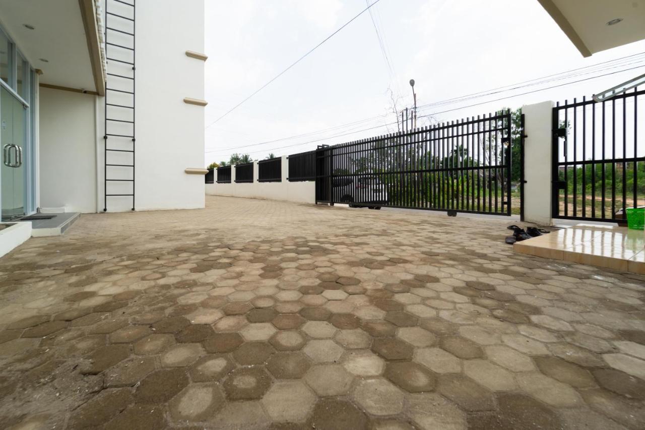 Отель Reddoorz Near Griya Agung Palembang Talang Kelapa Экстерьер фото